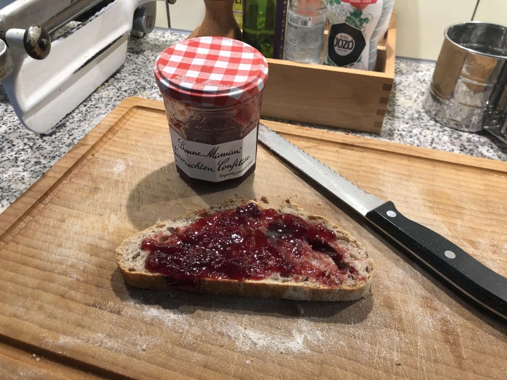 Boterham met Bonne Maman viervruchten jam