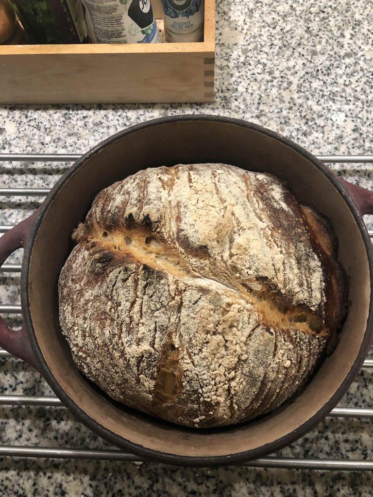 Pan met brood, net uit de oven.
