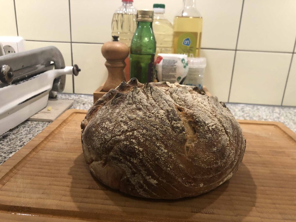 Brood uit de oven, bruin, rond en knapperig