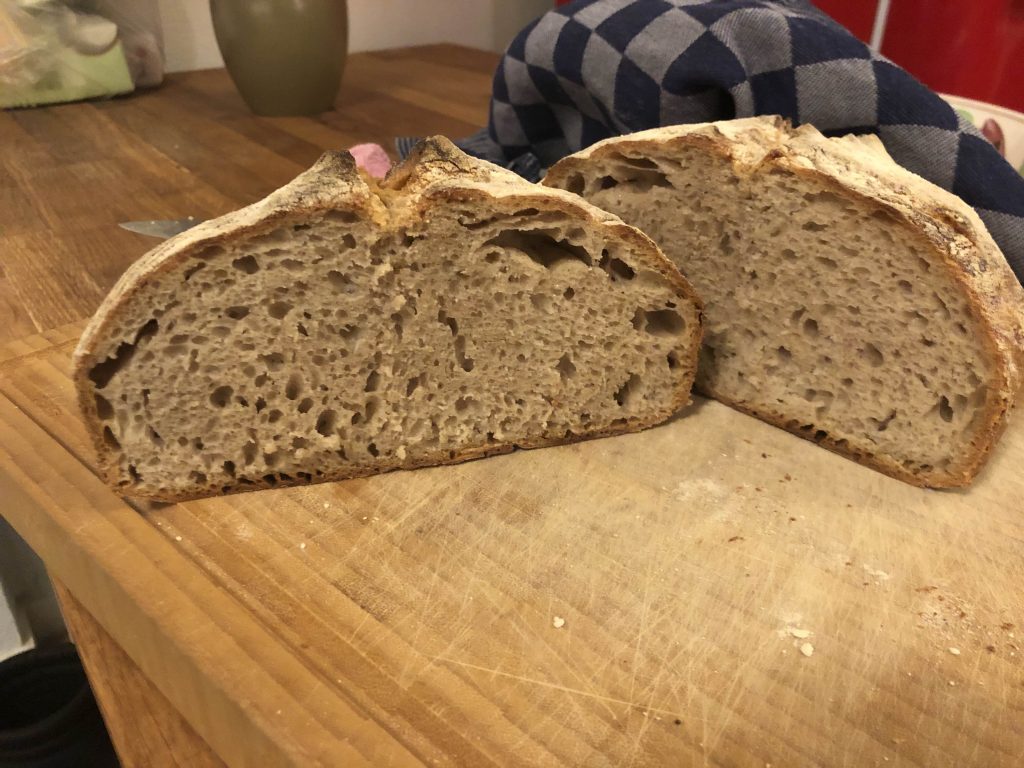 Brood doormidden gesneden, mooi luchtig.