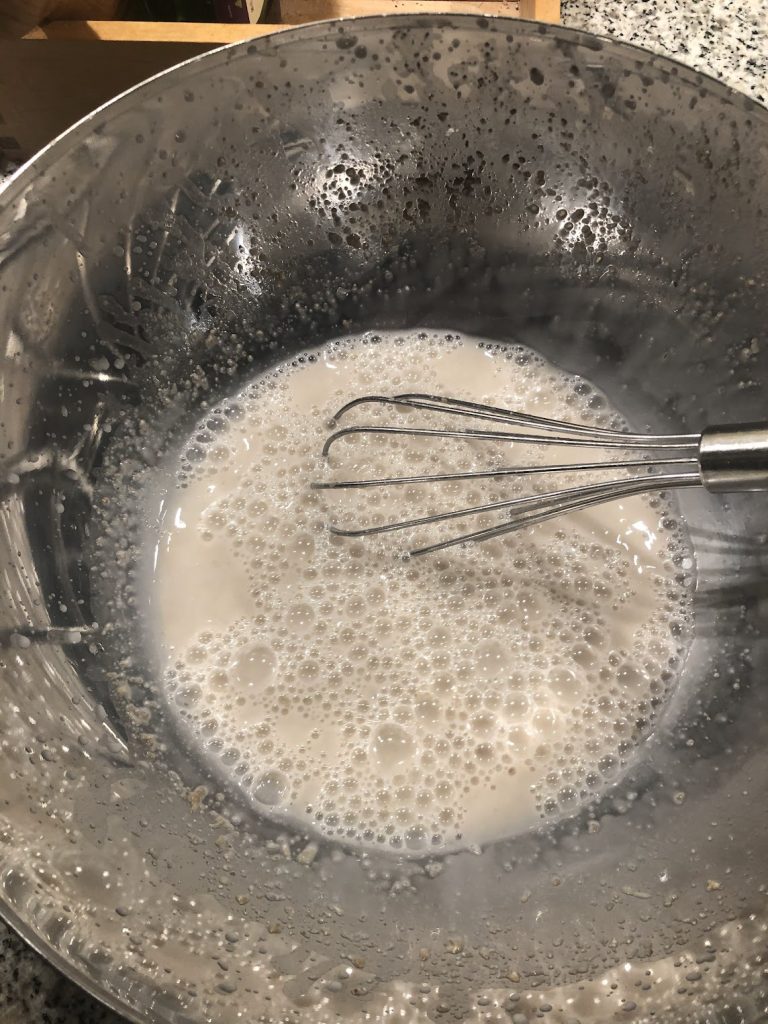 Water met starter en zout geklutst